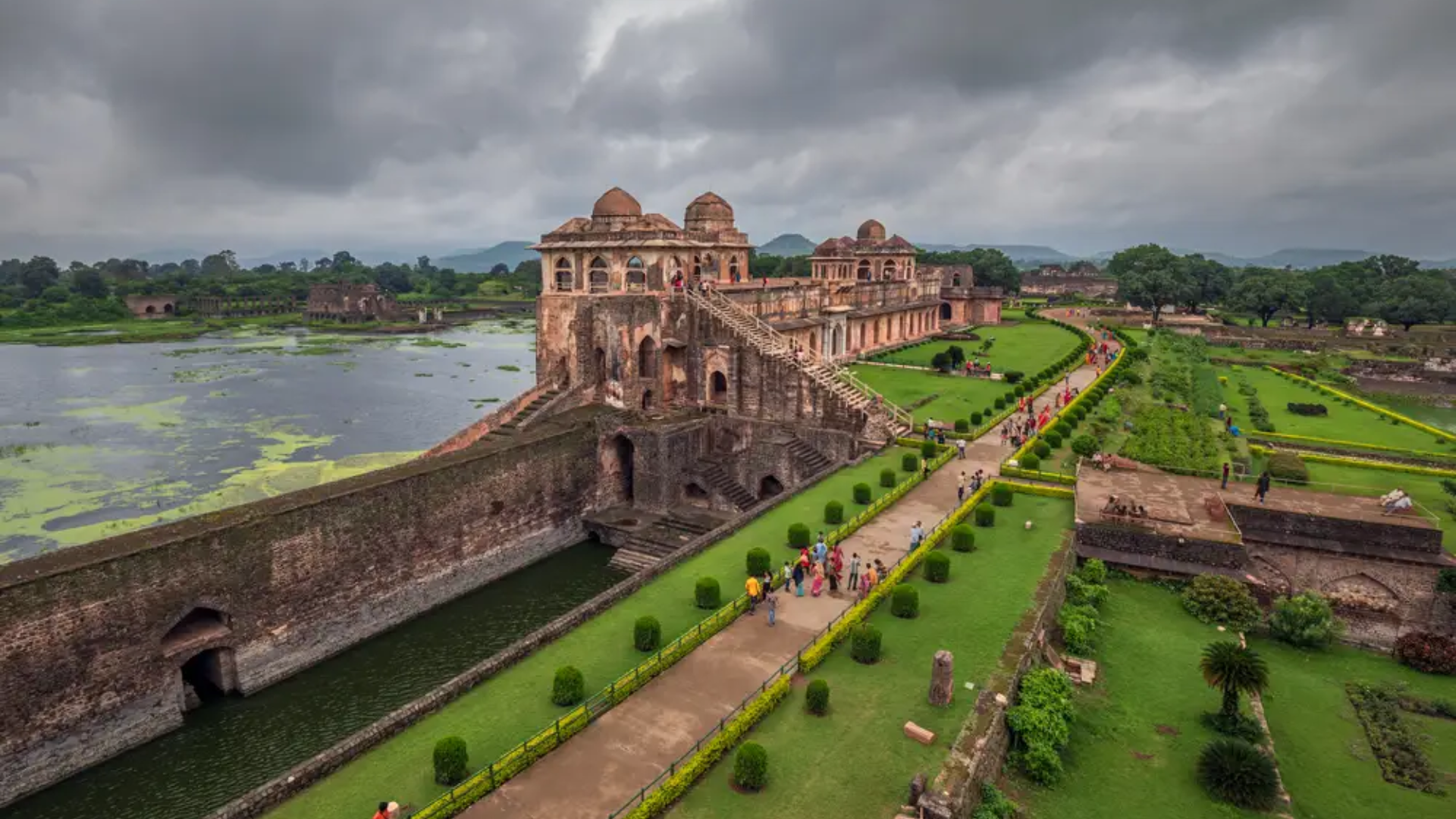 Mandu News:A flood of tourists