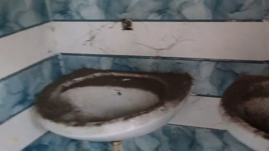 Best Indore NewsPithampur's community hall in a bad state