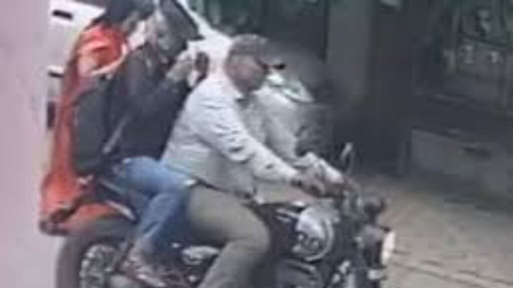 Best Indore NewsAn elderly woman returning from a Jain temple