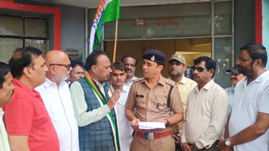 Best Indore NewsIndore Congress gheraoes traffic headquarters,