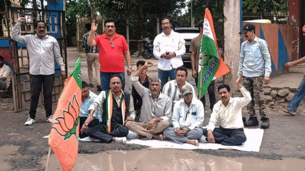 Best Indore News Congress sang bhajans while sitting in the potholes in Indore