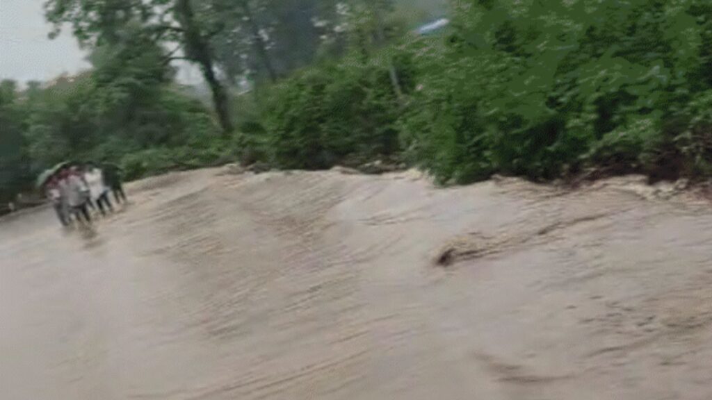 Best Indore News Heavy rain in Itarsi; Market-rest house, power station submerged: