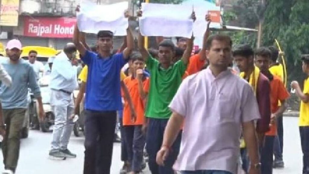 Best Indore News Eklavya school students reached Indore by walking 15 kms