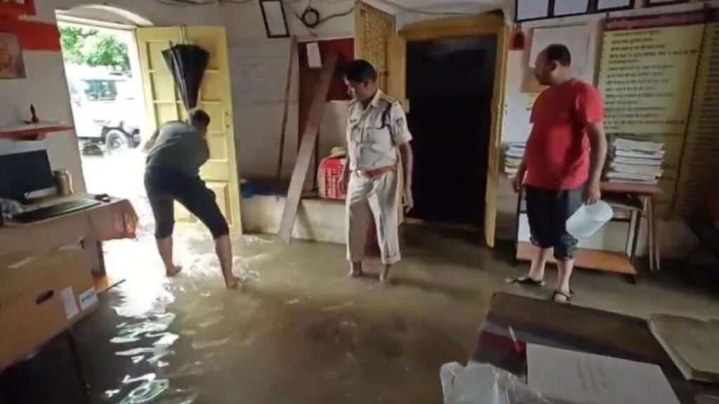 Best Indore News People were sleeping at night, water entered 3 thousand houses